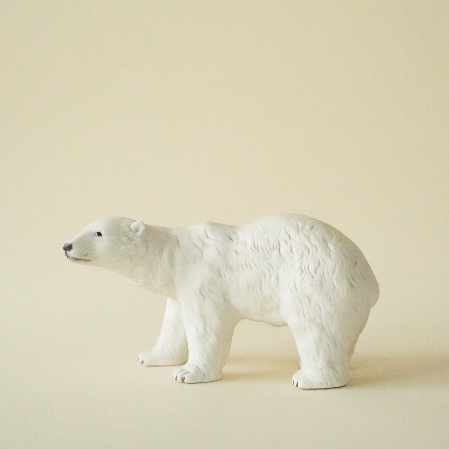 スウェーデンで見つけた、陶器製のしろくまのオブジェ