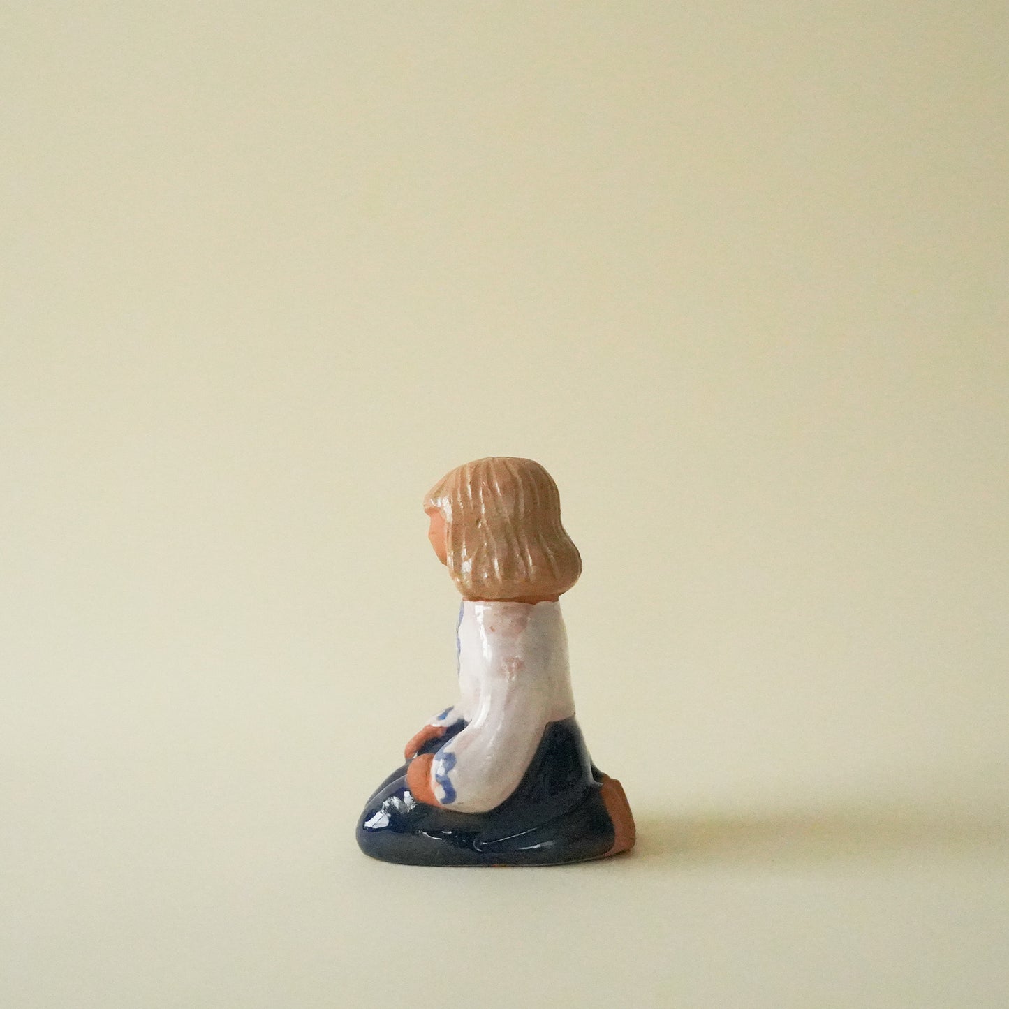 Christina Keramik製の正座する少女
