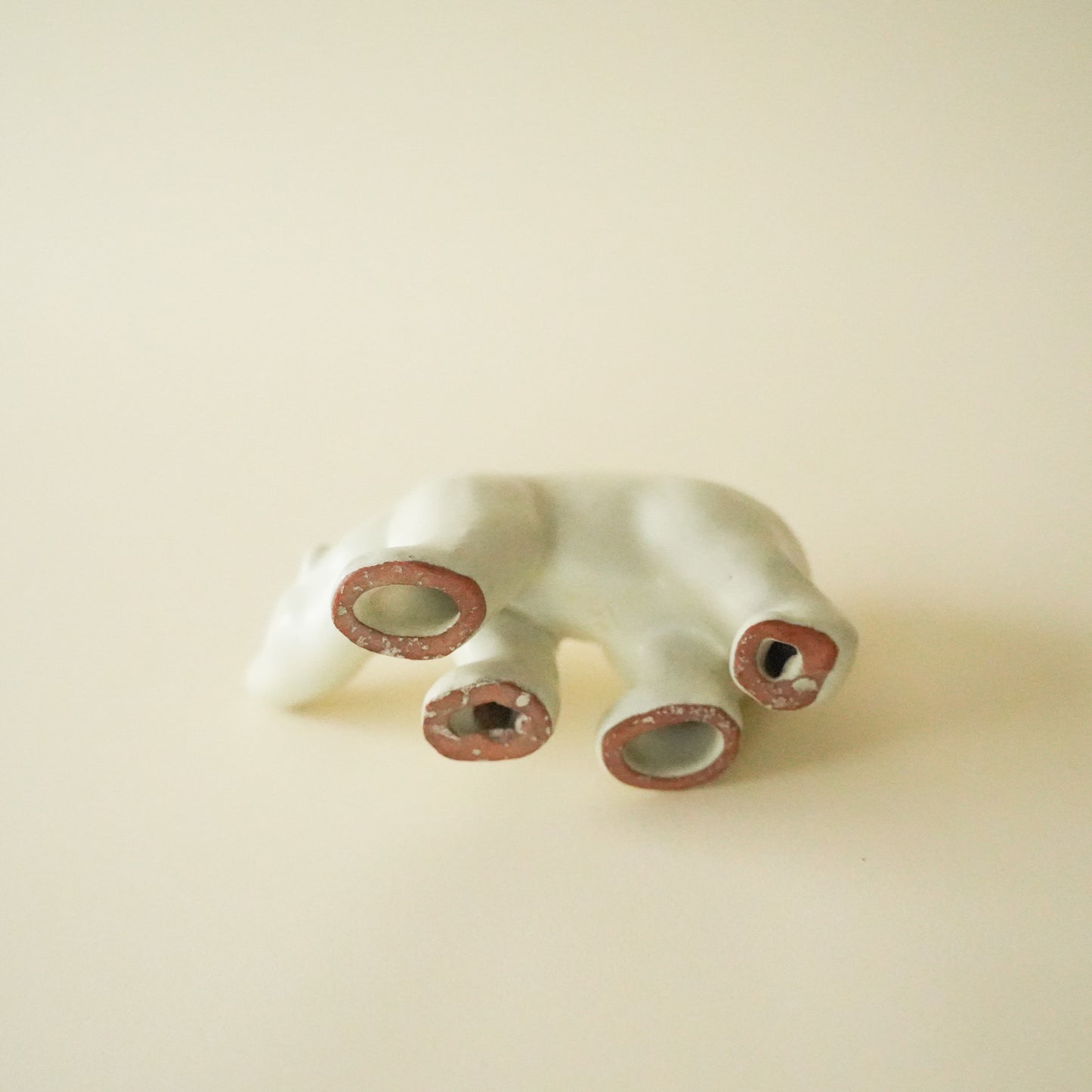 Anna-Lisa Thomson、陶器製のしろくまのオブジェ